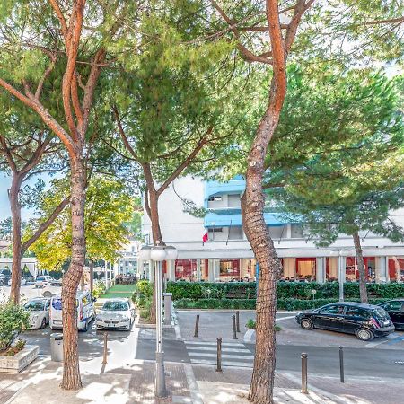Hotel Zanarini In Centro A Riccione Extérieur photo
