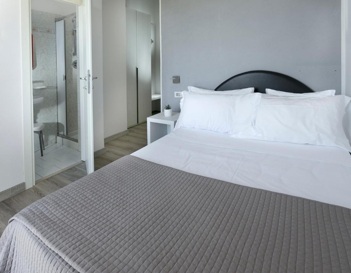 Hotel Zanarini In Centro A Riccione Extérieur photo