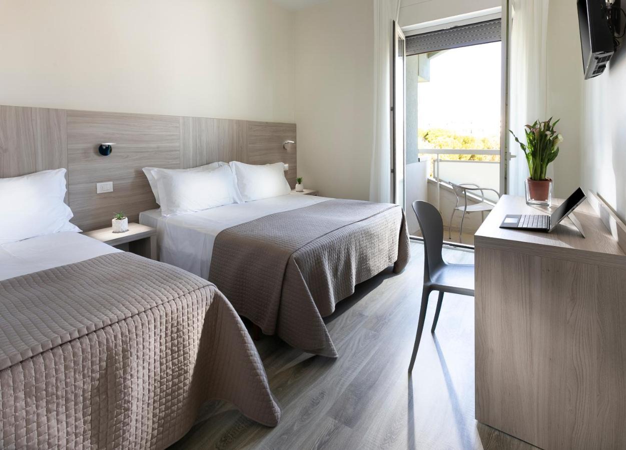 Hotel Zanarini In Centro A Riccione Extérieur photo