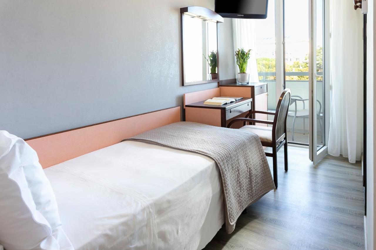 Hotel Zanarini In Centro A Riccione Extérieur photo