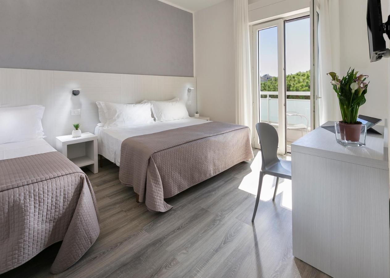 Hotel Zanarini In Centro A Riccione Extérieur photo