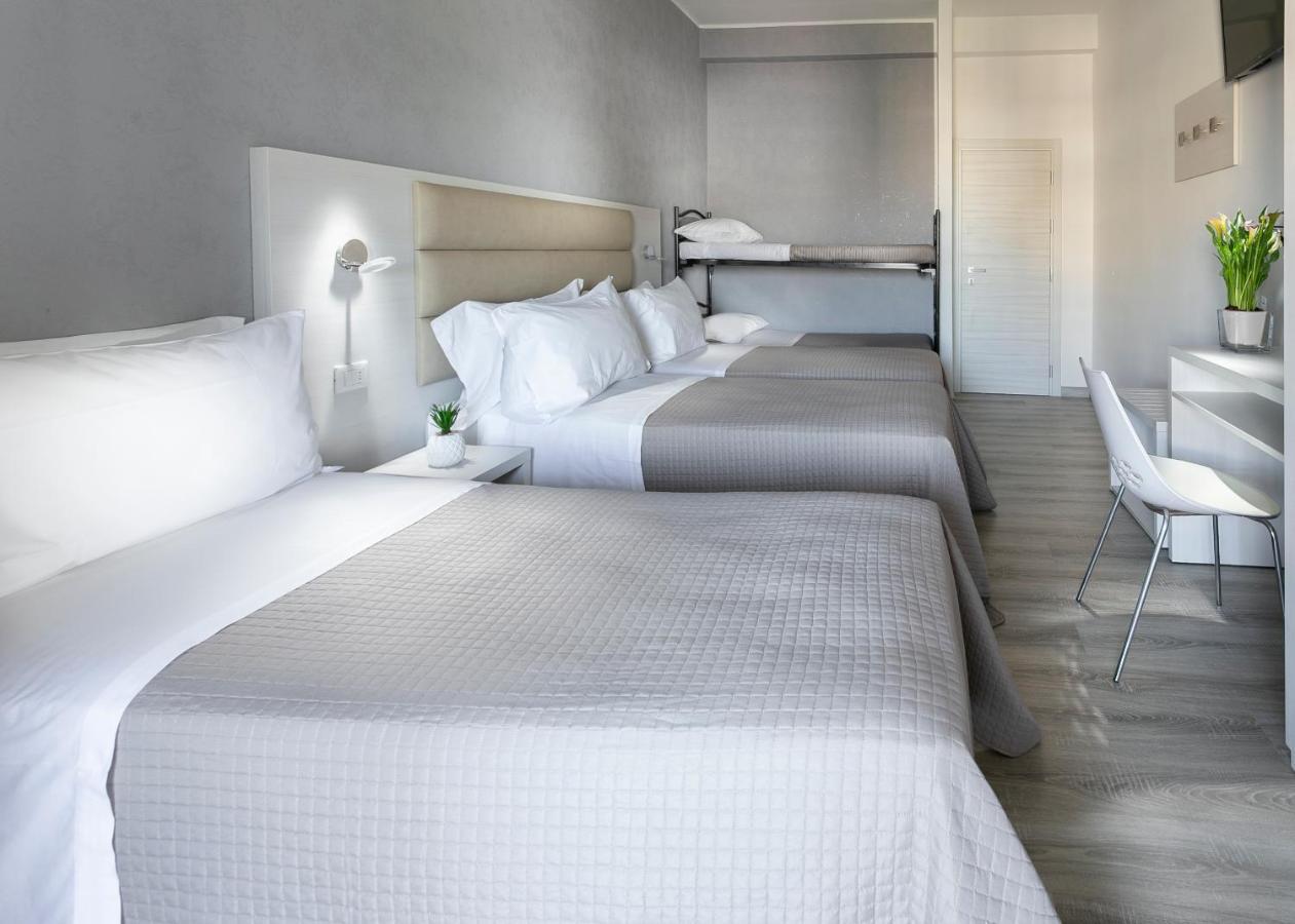 Hotel Zanarini In Centro A Riccione Extérieur photo