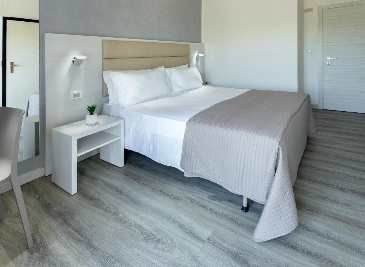 Hotel Zanarini In Centro A Riccione Extérieur photo