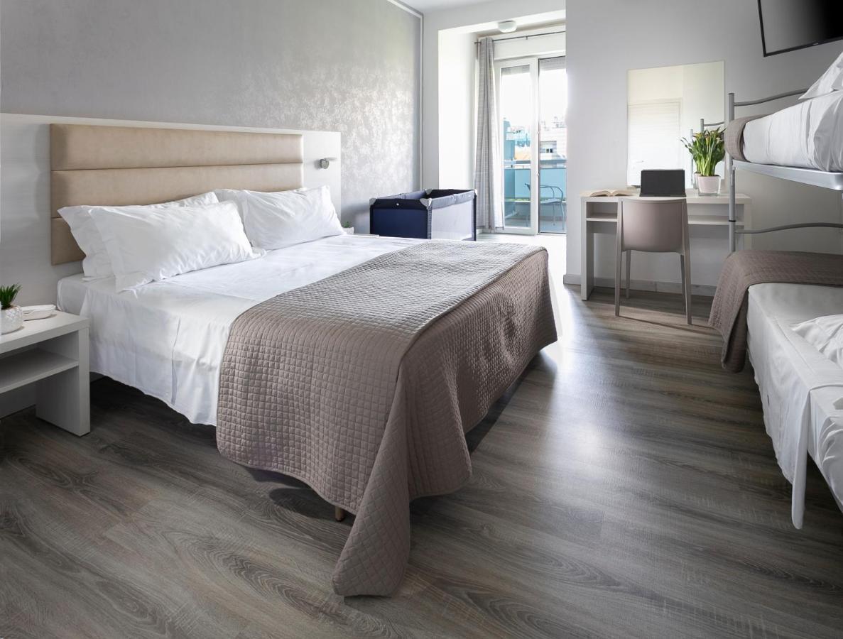 Hotel Zanarini In Centro A Riccione Extérieur photo