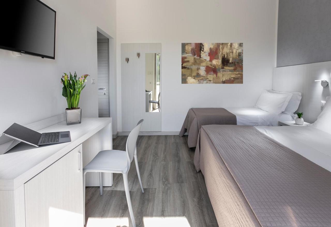 Hotel Zanarini In Centro A Riccione Extérieur photo