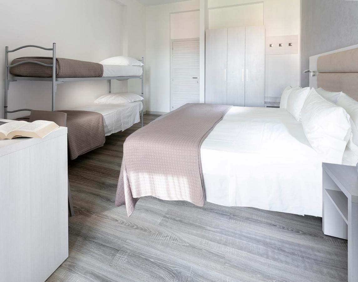 Hotel Zanarini In Centro A Riccione Extérieur photo