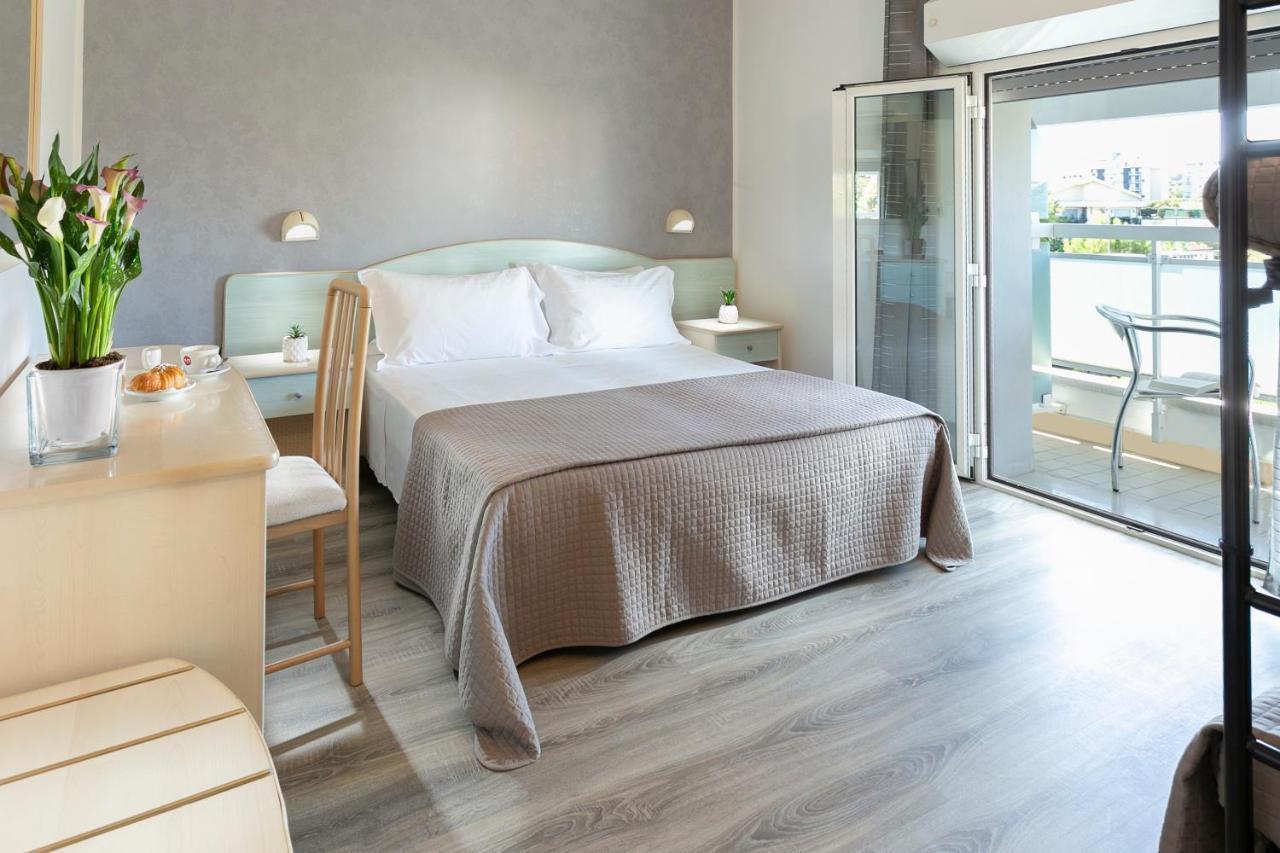 Hotel Zanarini In Centro A Riccione Extérieur photo