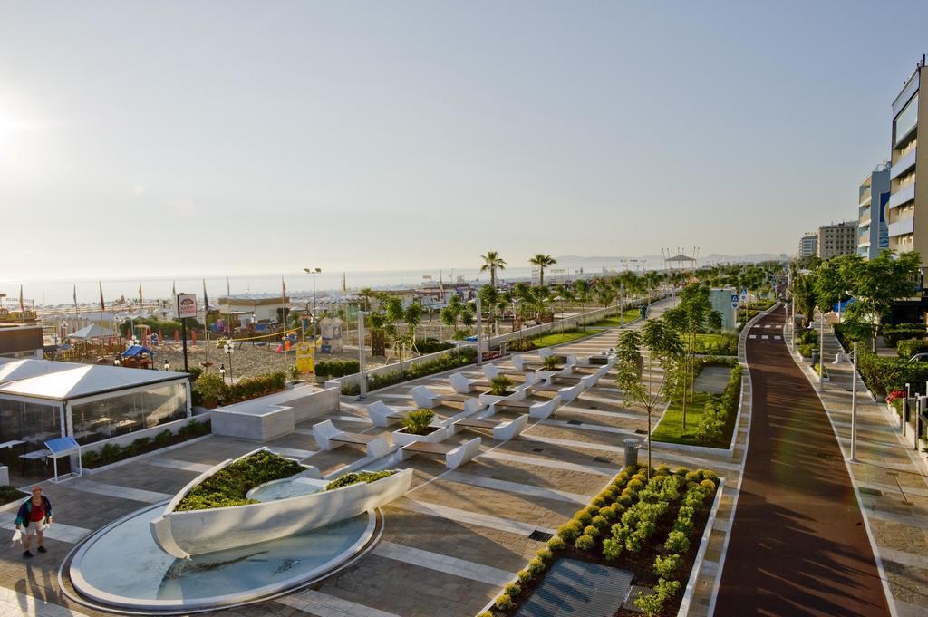 Hotel Zanarini In Centro A Riccione Extérieur photo