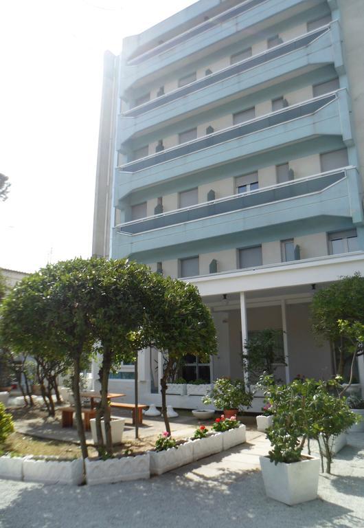 Hotel Zanarini In Centro A Riccione Extérieur photo