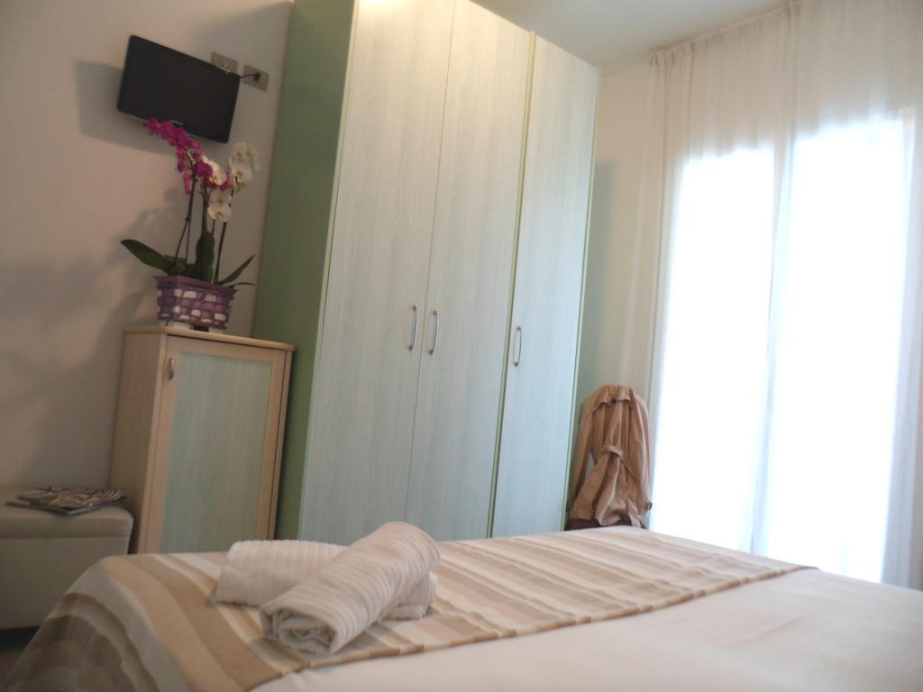Hotel Zanarini In Centro A Riccione Extérieur photo