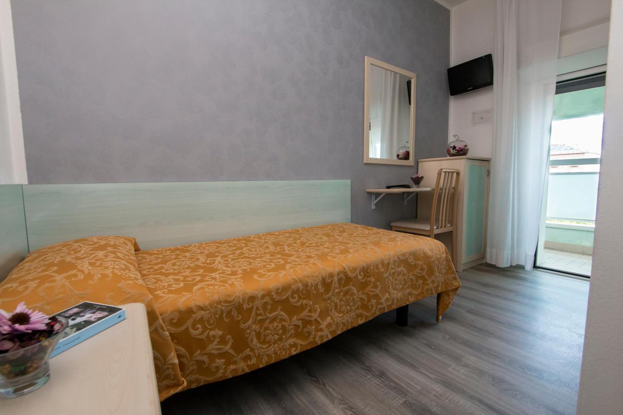Hotel Zanarini In Centro A Riccione Extérieur photo