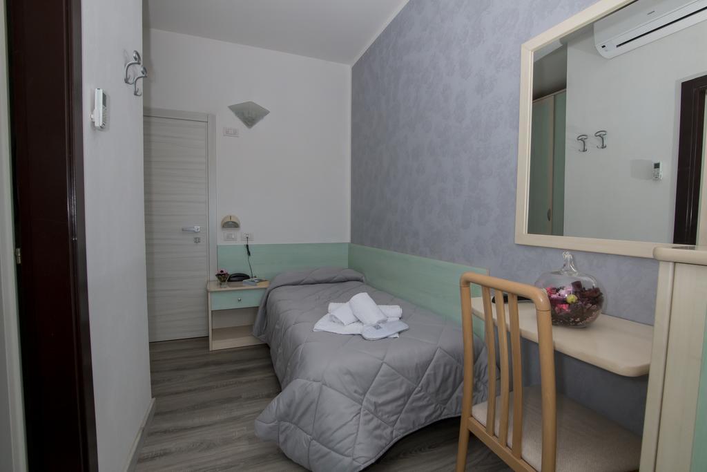 Hotel Zanarini In Centro A Riccione Chambre photo