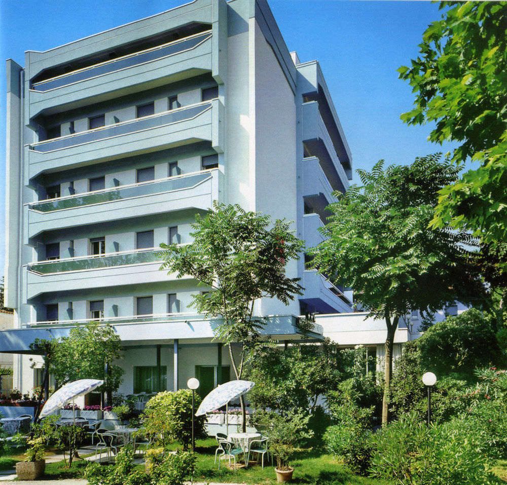 Hotel Zanarini In Centro A Riccione Extérieur photo