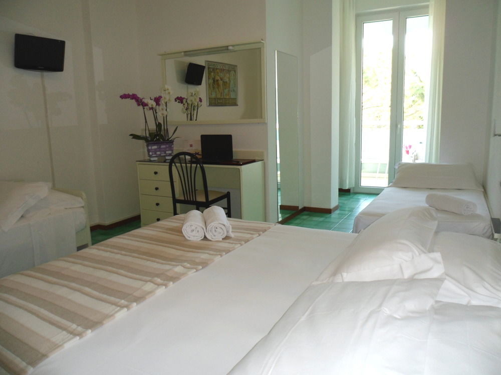 Hotel Zanarini In Centro A Riccione Extérieur photo