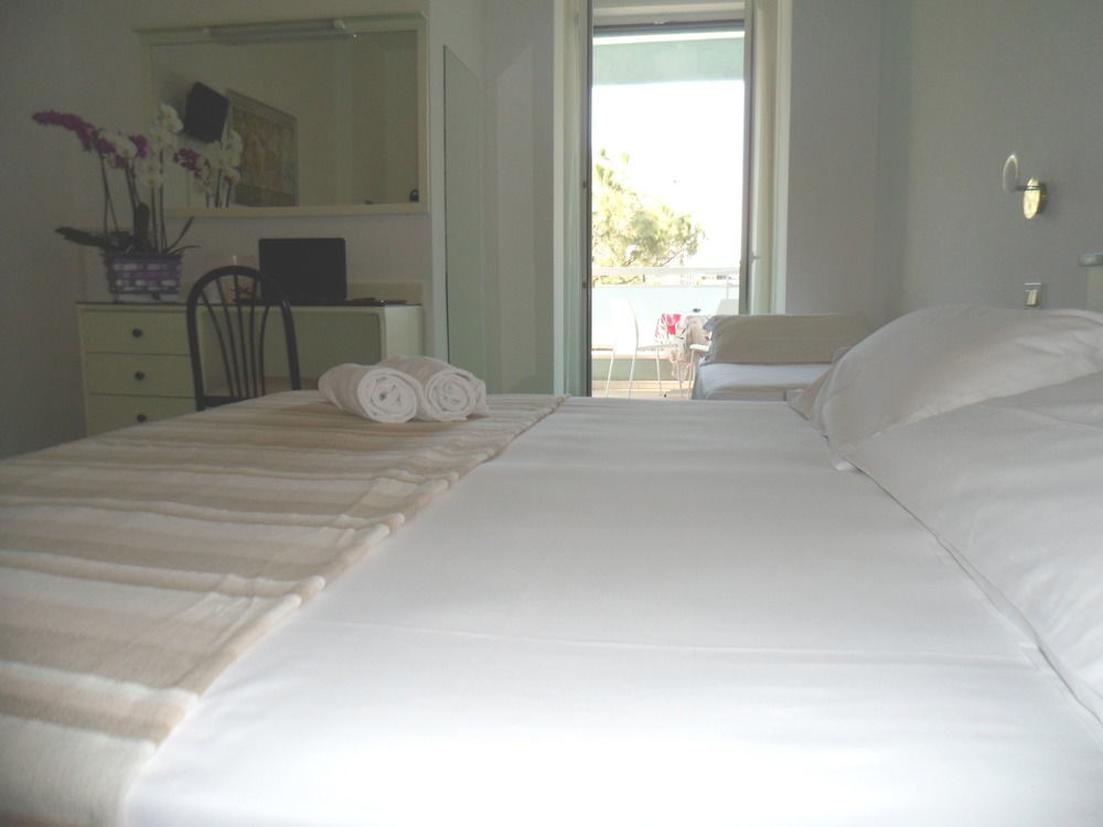 Hotel Zanarini In Centro A Riccione Extérieur photo