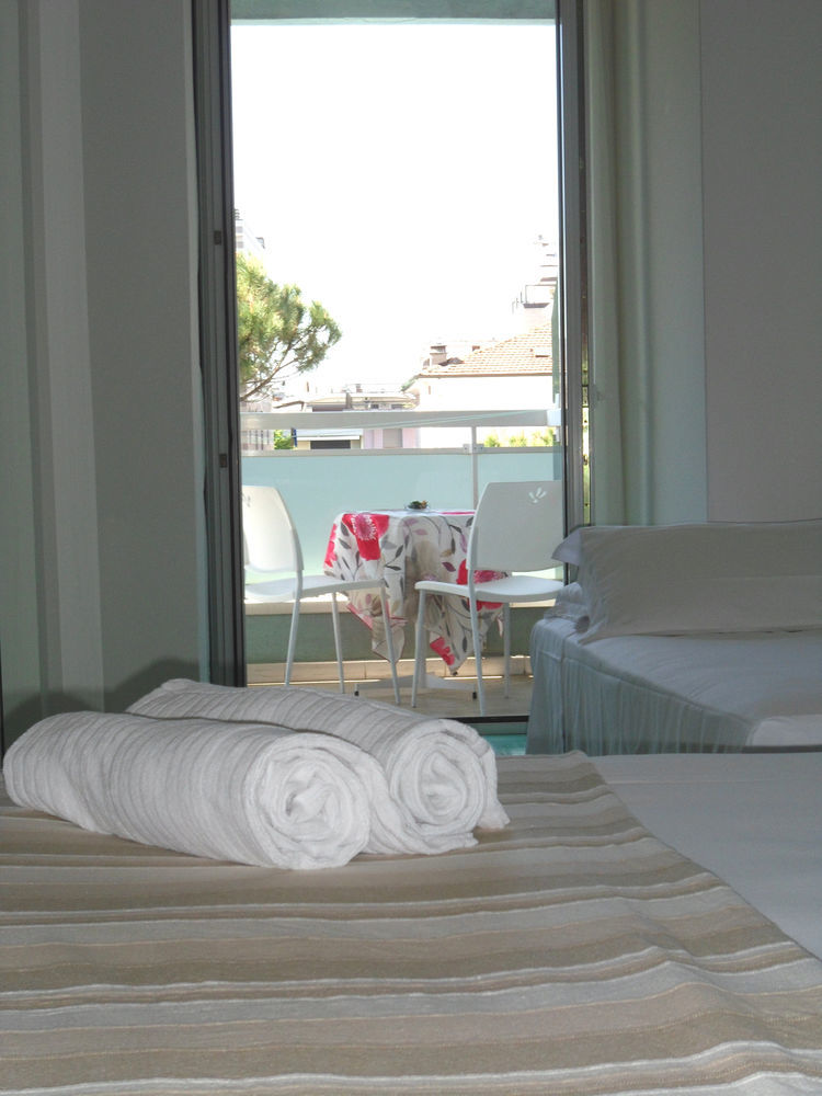 Hotel Zanarini In Centro A Riccione Extérieur photo