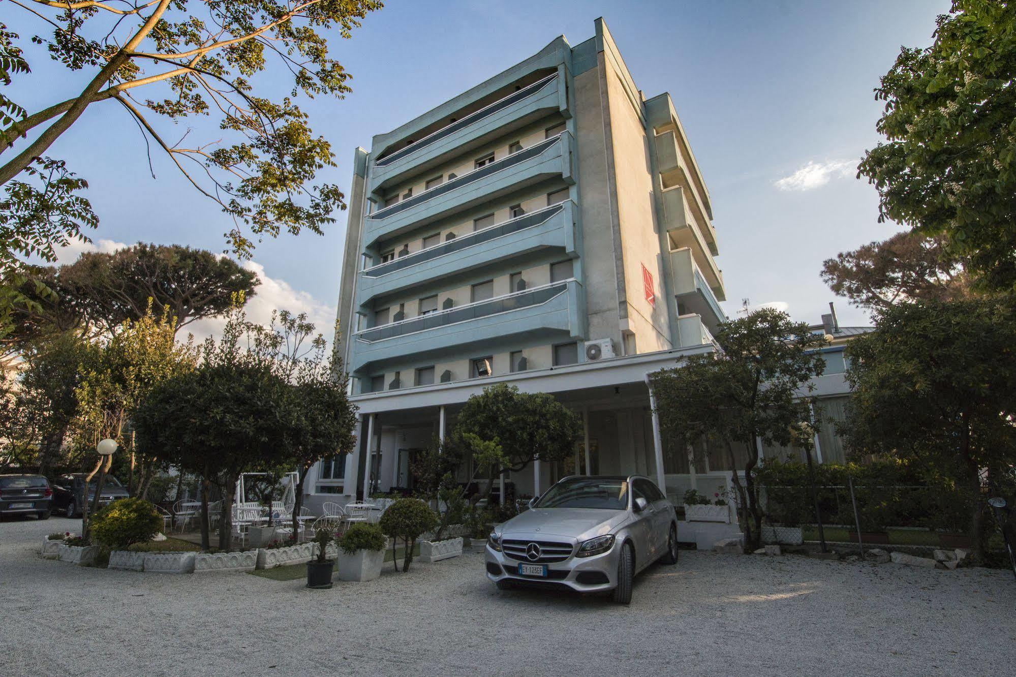 Hotel Zanarini In Centro A Riccione Extérieur photo