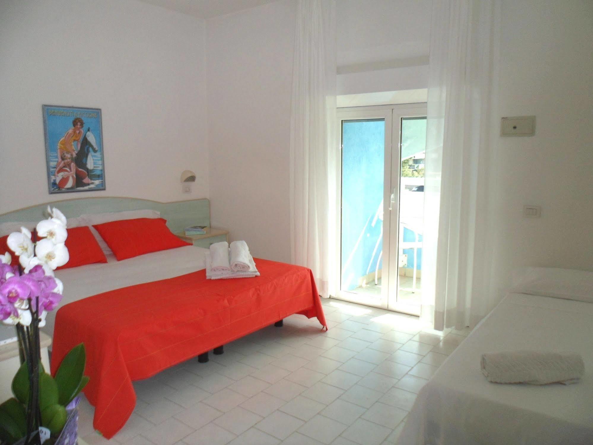 Hotel Zanarini In Centro A Riccione Extérieur photo