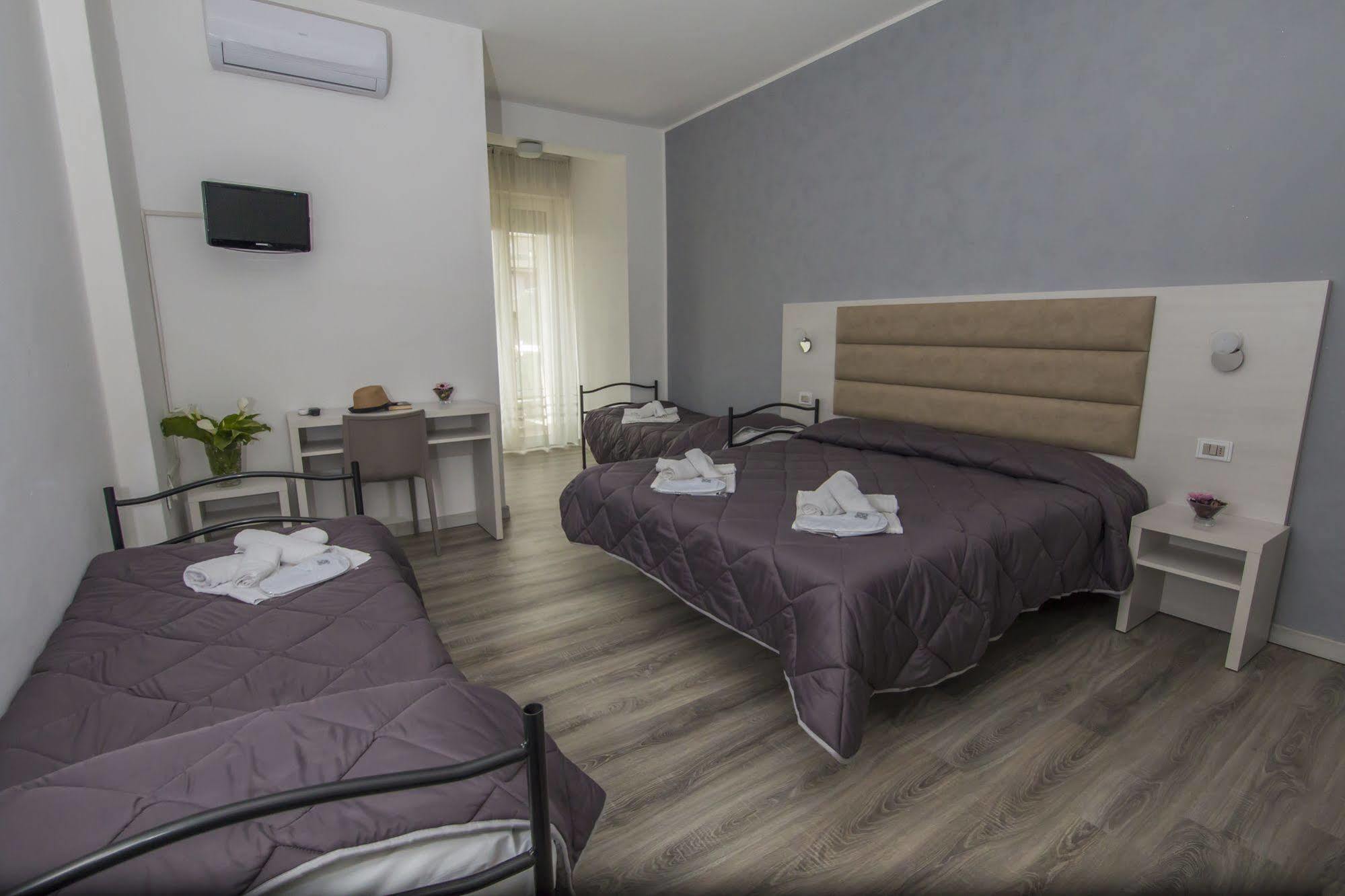Hotel Zanarini In Centro A Riccione Extérieur photo