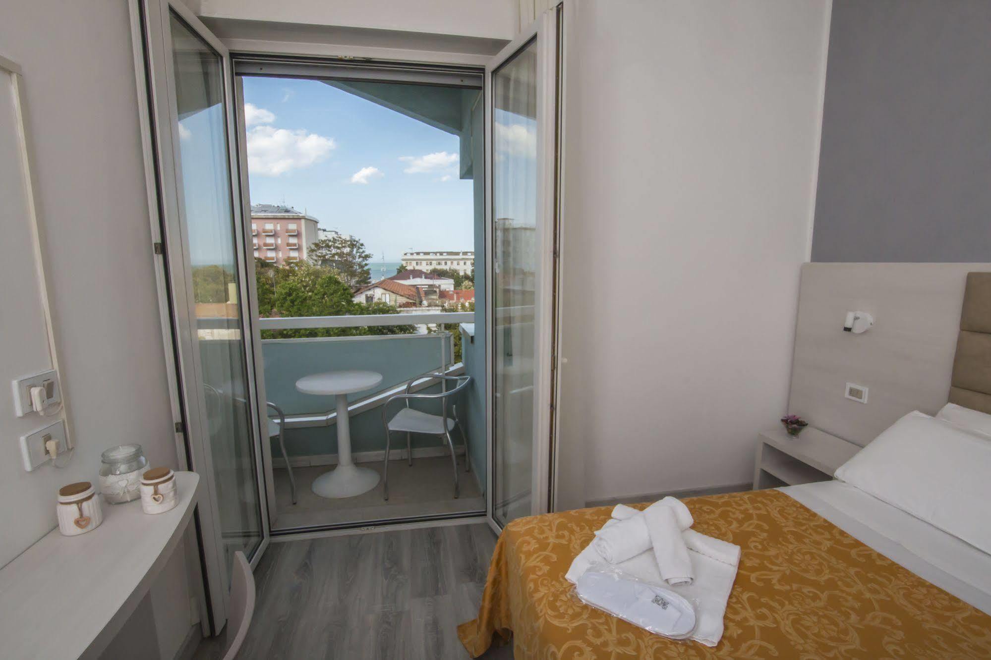 Hotel Zanarini In Centro A Riccione Extérieur photo