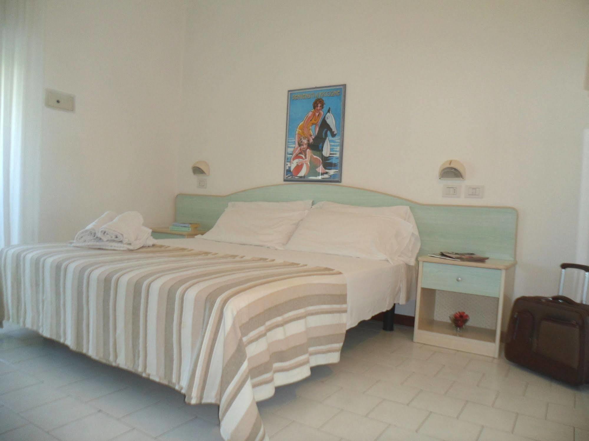 Hotel Zanarini In Centro A Riccione Extérieur photo