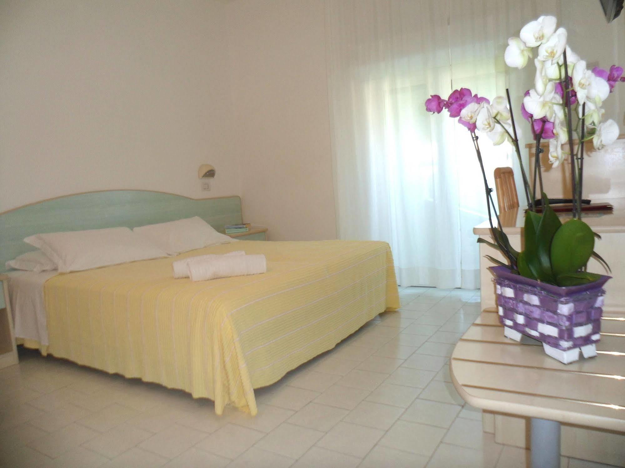 Hotel Zanarini In Centro A Riccione Extérieur photo