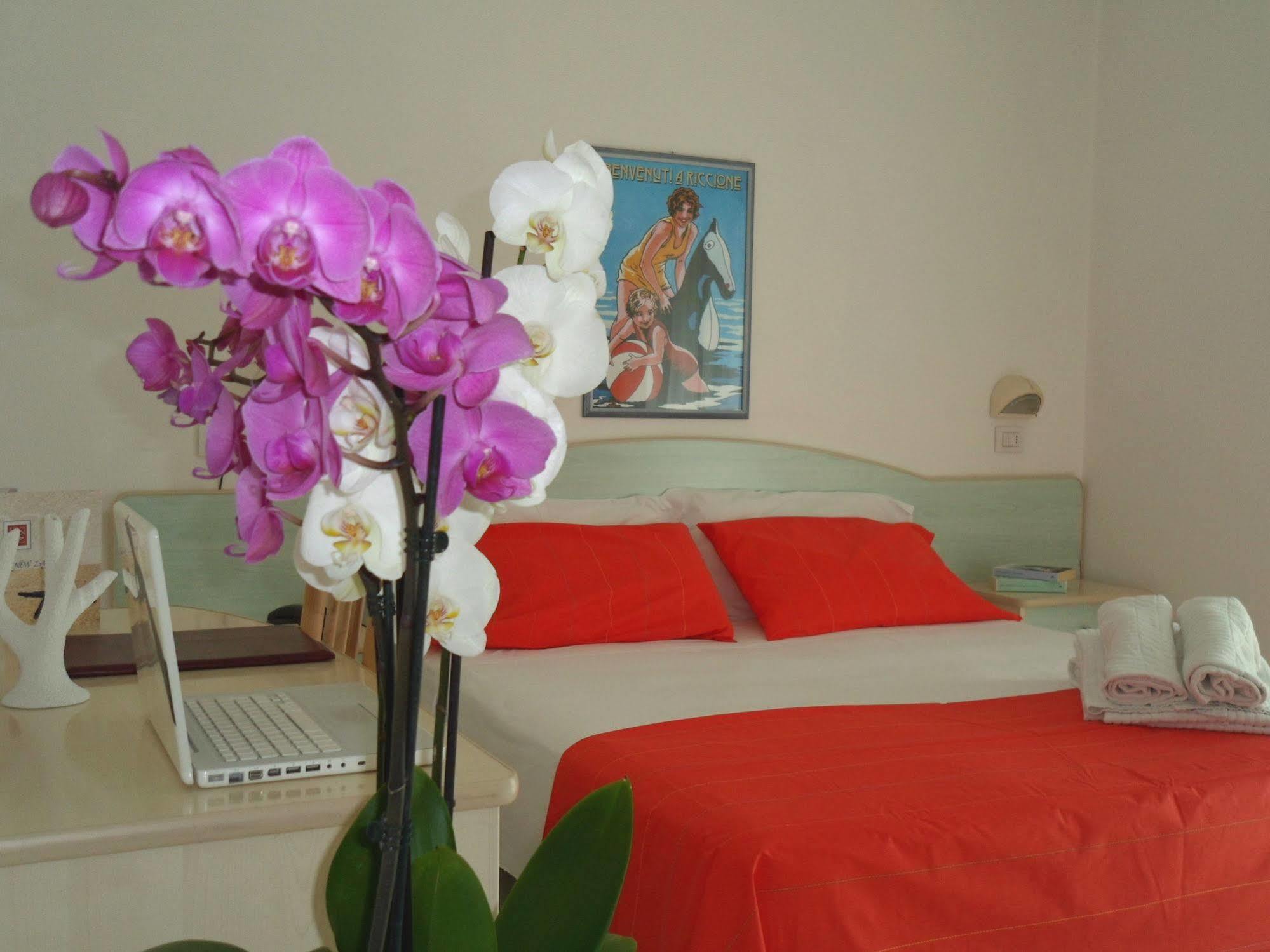 Hotel Zanarini In Centro A Riccione Extérieur photo