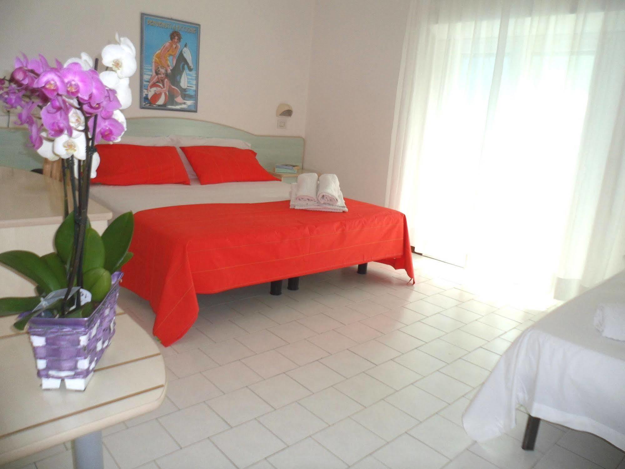 Hotel Zanarini In Centro A Riccione Extérieur photo