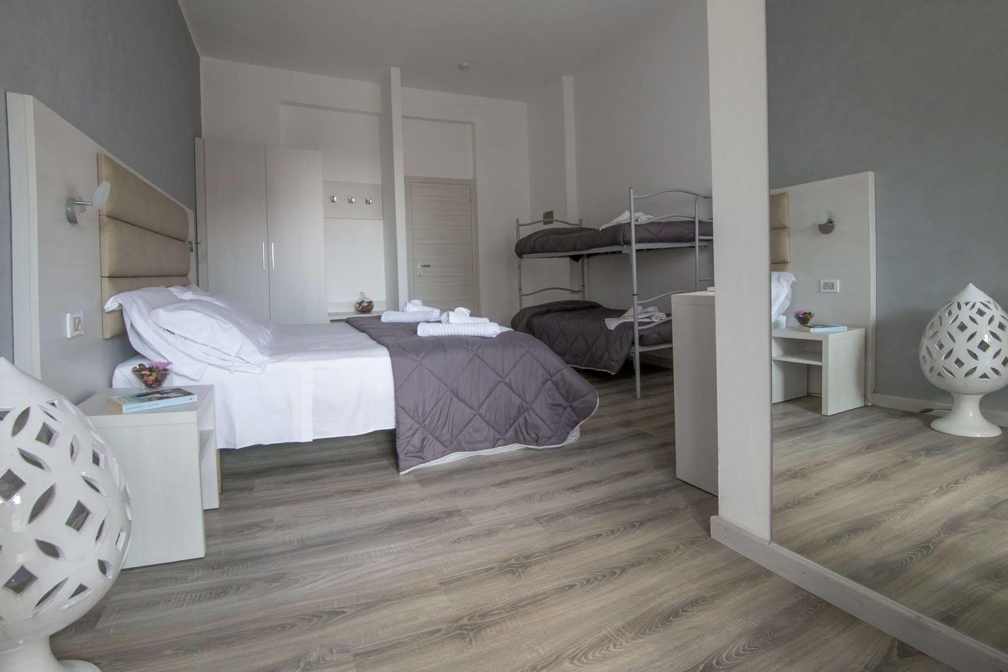 Hotel Zanarini In Centro A Riccione Extérieur photo