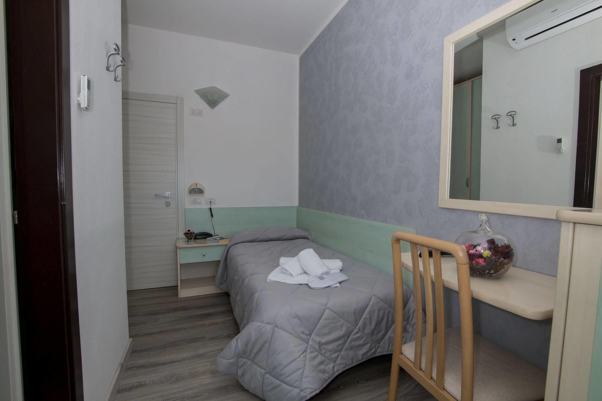 Hotel Zanarini In Centro A Riccione Extérieur photo