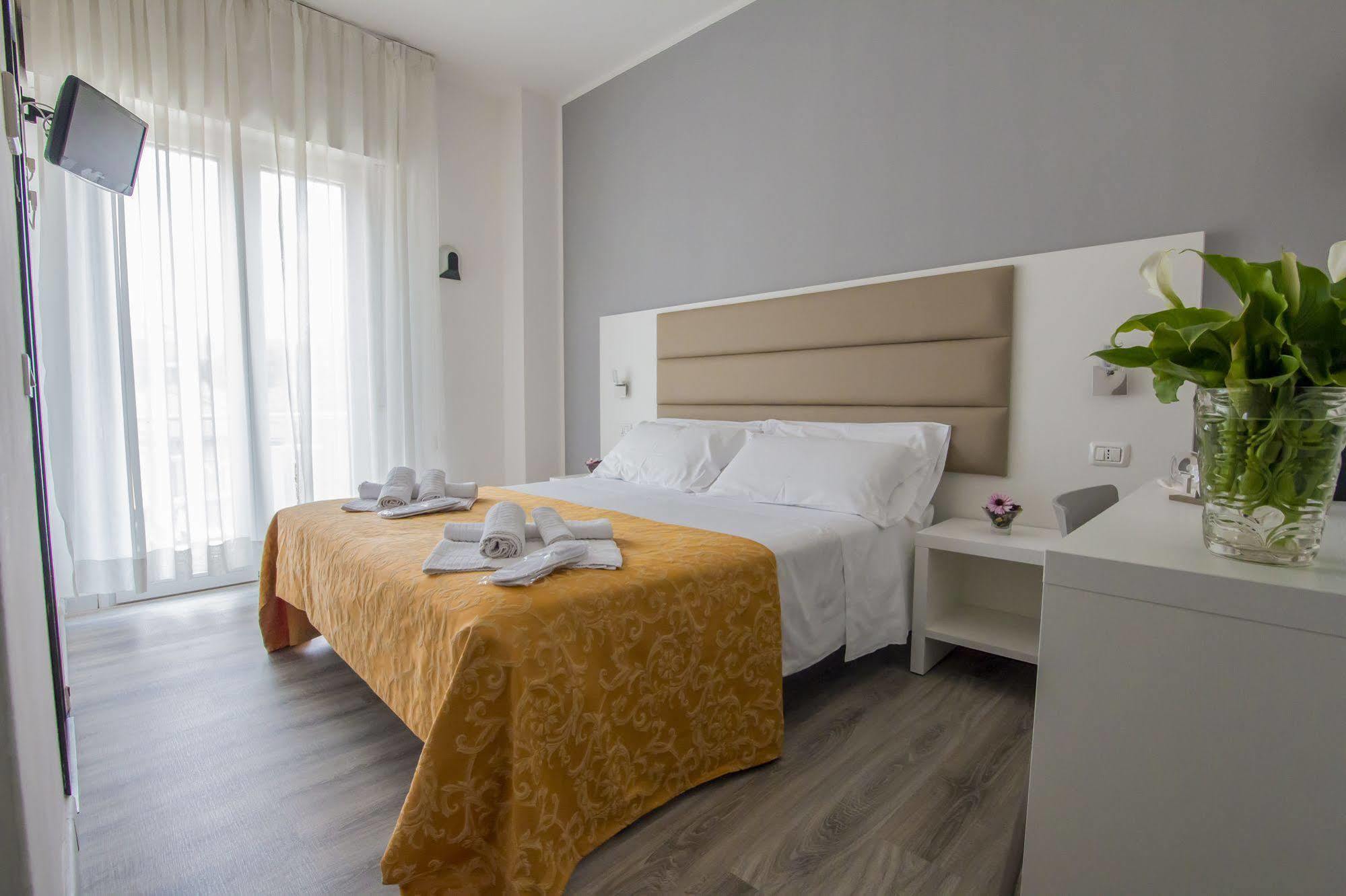 Hotel Zanarini In Centro A Riccione Extérieur photo