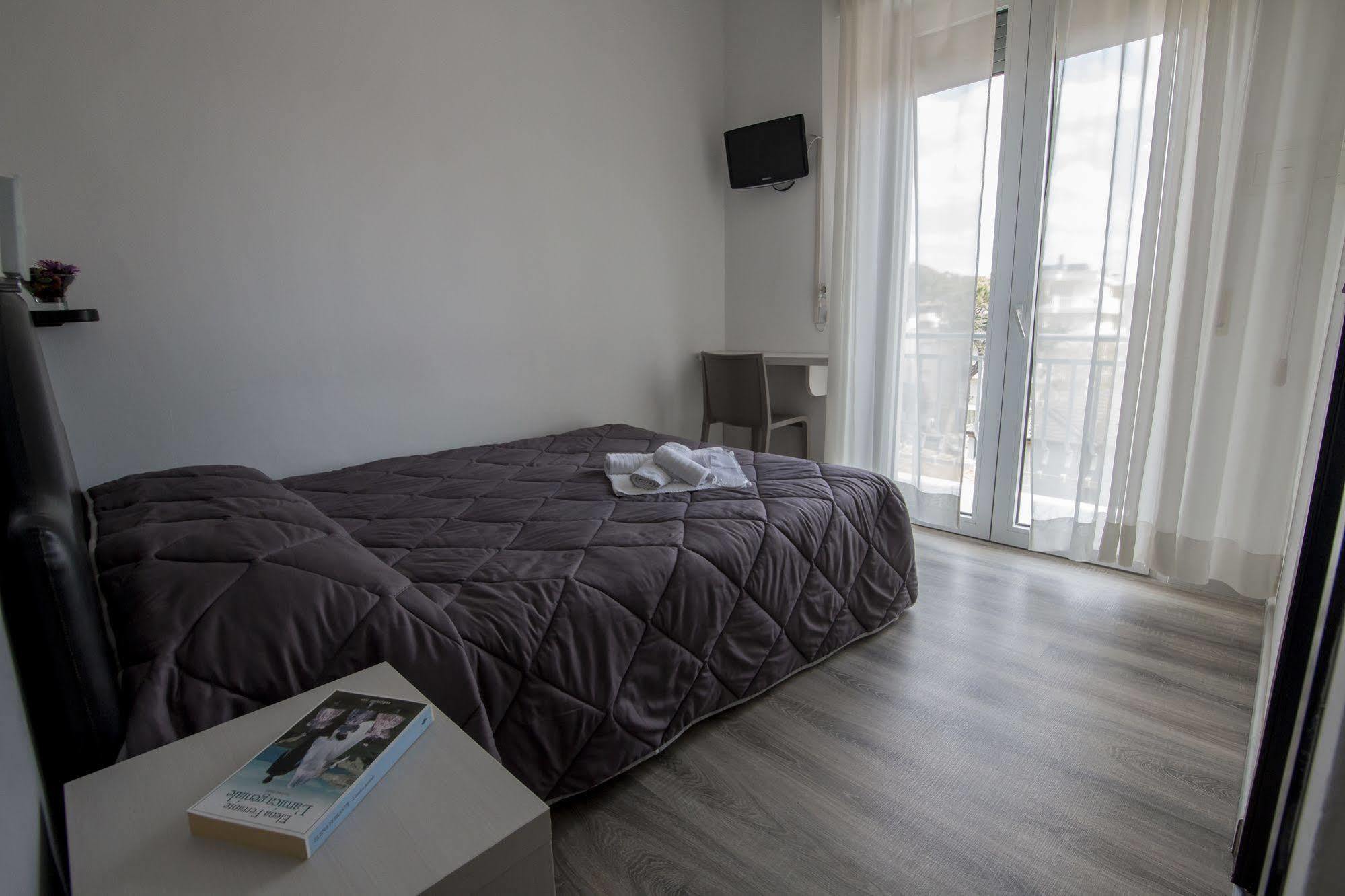 Hotel Zanarini In Centro A Riccione Extérieur photo