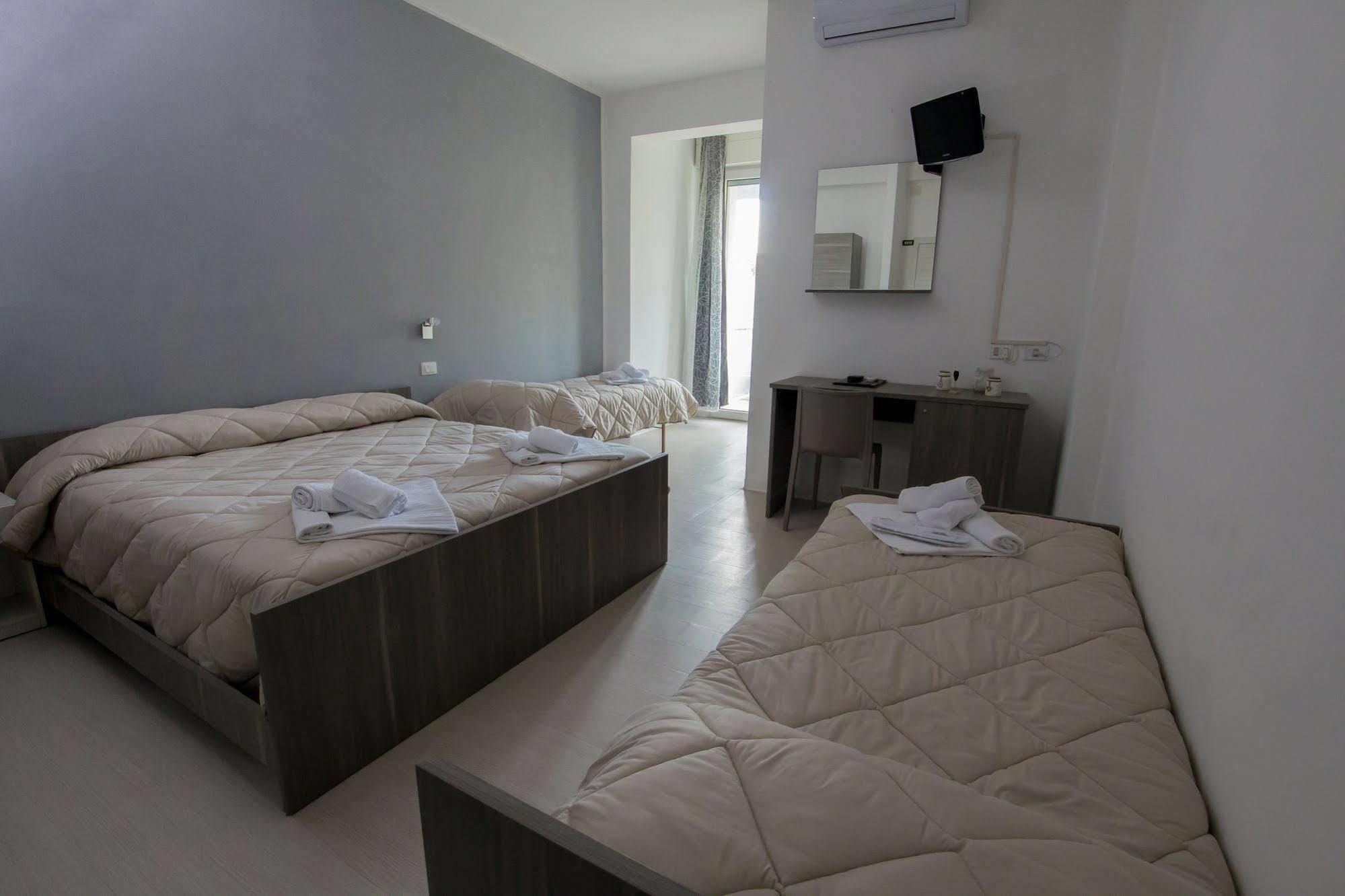 Hotel Zanarini In Centro A Riccione Extérieur photo