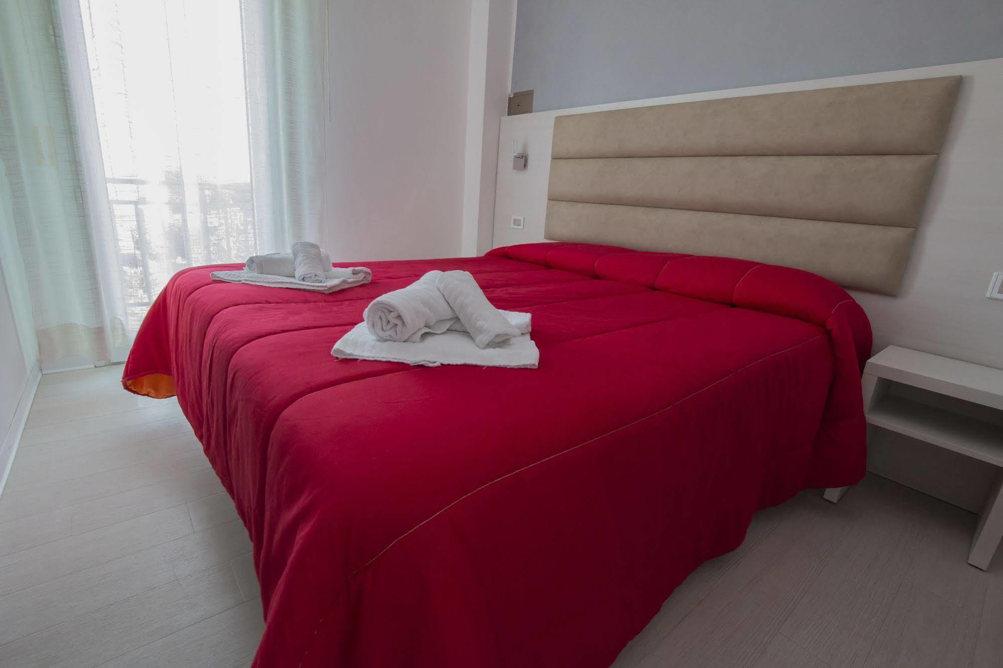 Hotel Zanarini In Centro A Riccione Extérieur photo