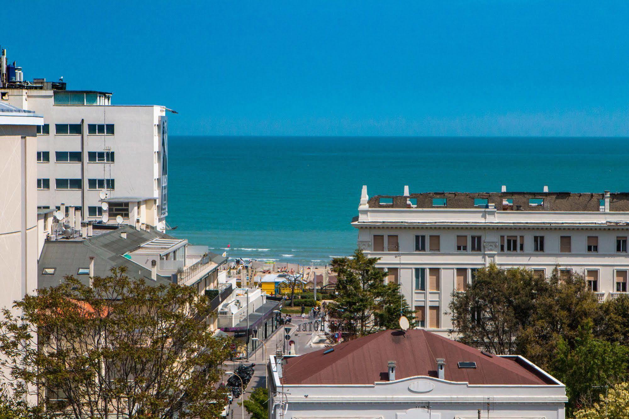 Hotel Zanarini In Centro A Riccione Extérieur photo