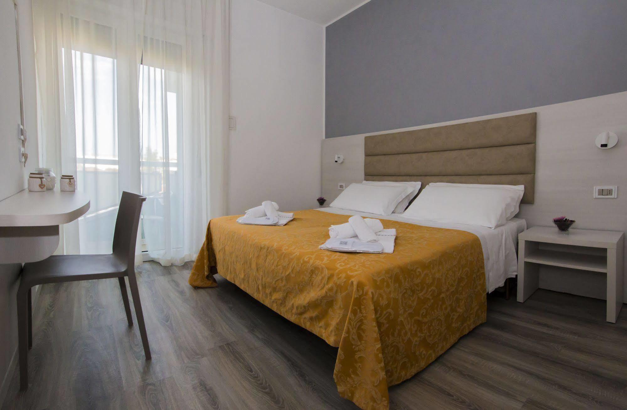 Hotel Zanarini In Centro A Riccione Extérieur photo